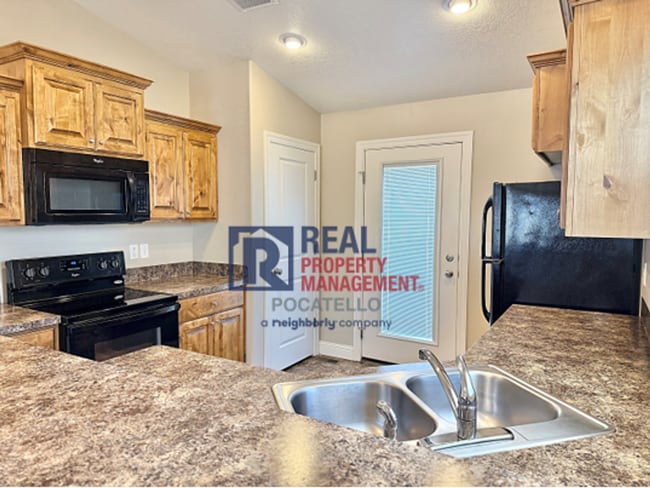 Building Photo - Beautiful 3 bed 2 bath house - 2 car Garage