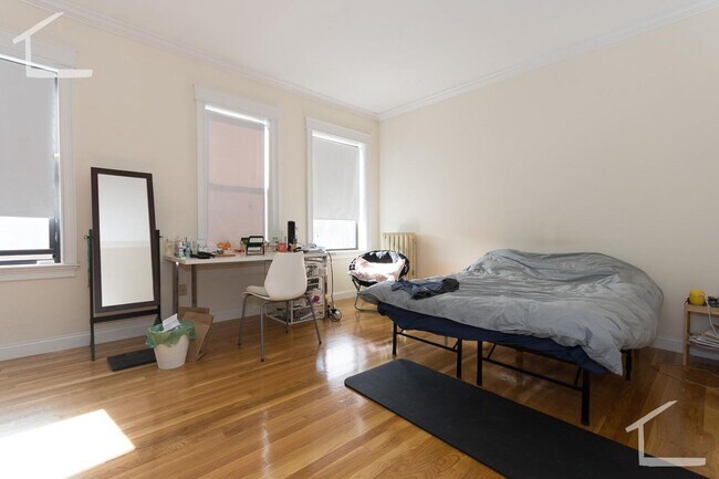 Foto del edificio - 6/1 No Fee! Large, renovated 4BR/2BA with heat inc, balcony