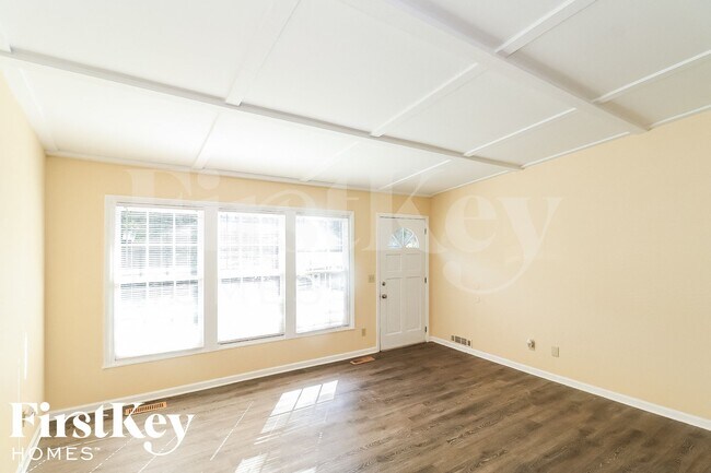 Building Photo - 2450 Rolling View Dr