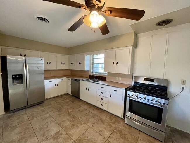 Photo - 1217 Linden Dr House