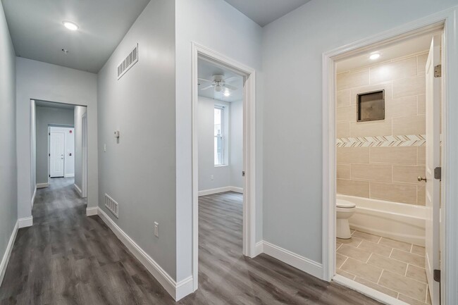 Building Photo - 406 N 52nd St
