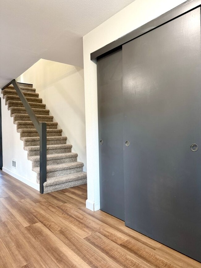 Foto del edificio - Spacious Townhouse in the Heart of Garden Home~ New LVP Flooring~ Washer/Dryer Hook-Ups~ A/C~ Lar...