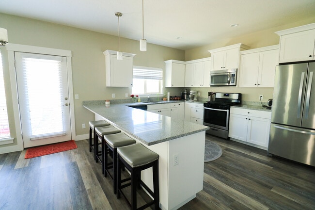 Building Photo - Beautiful 4 bed 3.5 bath townhome in Aspen...