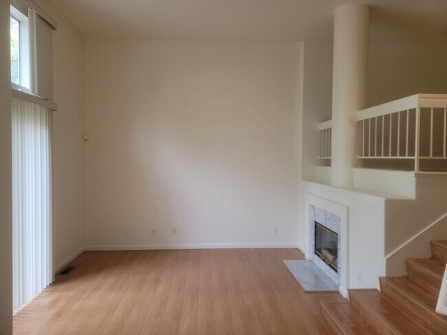 Foto del edificio - 419 Galleria Dr. Unit 1  Newly UpdatedTown...