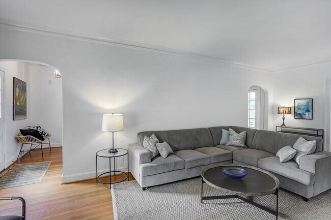 Foto del edificio - 2902 N Hills Dr NE