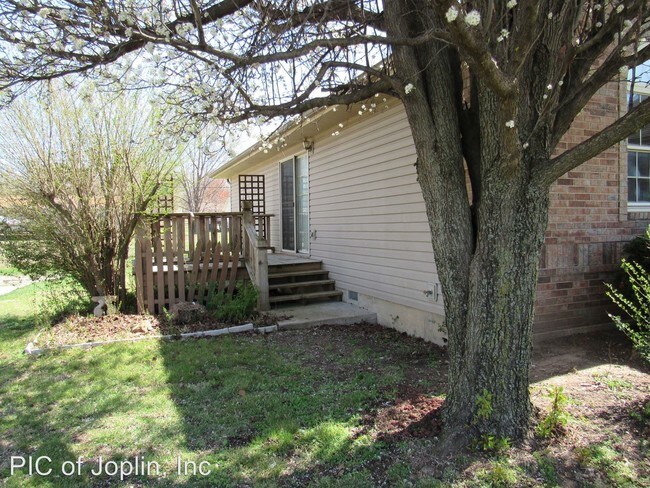 Building Photo - 2 br, 2 bath House - 501 W. Briarbrook
