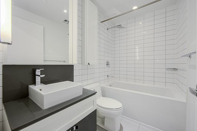 Photo du bâtiment - 783-783 Bathurst St