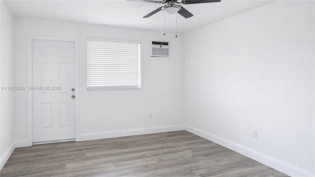 Building Photo - 2135 Bay Dr