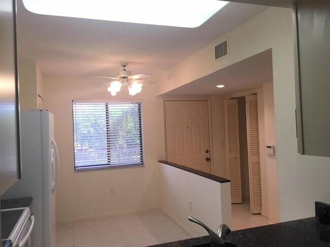 Foto del edificio - 6093 Pointe Regal Cir