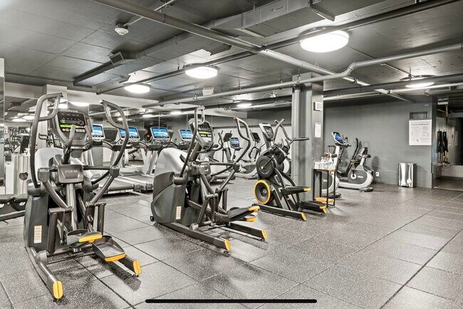 Building Photo - 555 4th St