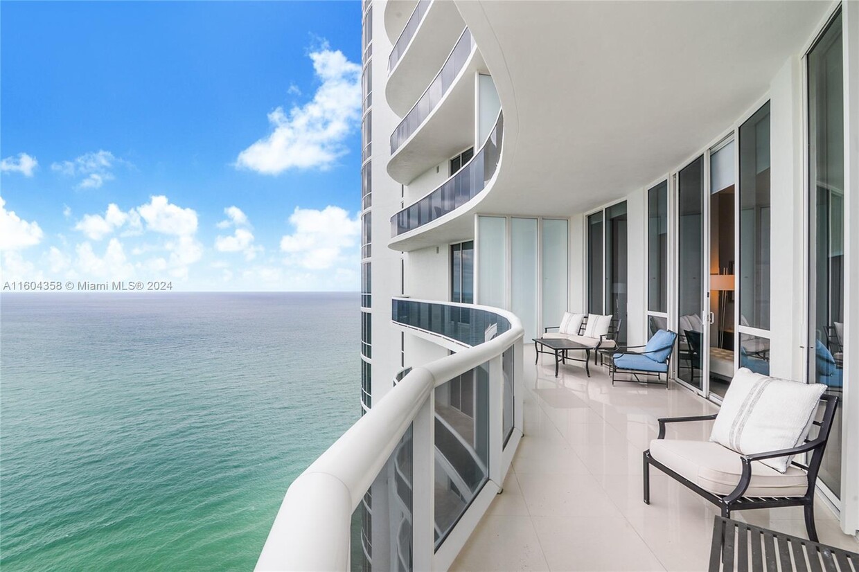 Foto principal - 16001 Collins Ave