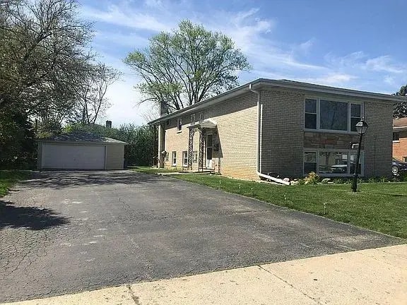 Building Photo - 671 56th Plz