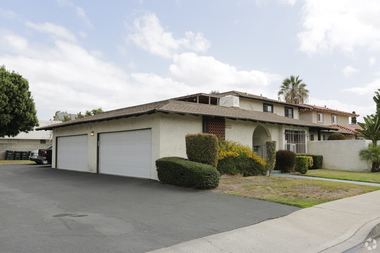 Primary Photo - 2605 E Almond Ave