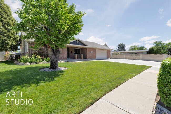 Foto del edificio - **Stunning 4-Bedroom Home with Modern Amen...