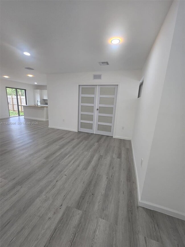 Foto del edificio - 568 NW 7th St