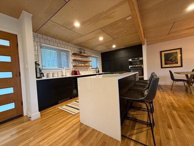 Building Photo - Incredible 4 bed, 3 bath SW Portland Home!...