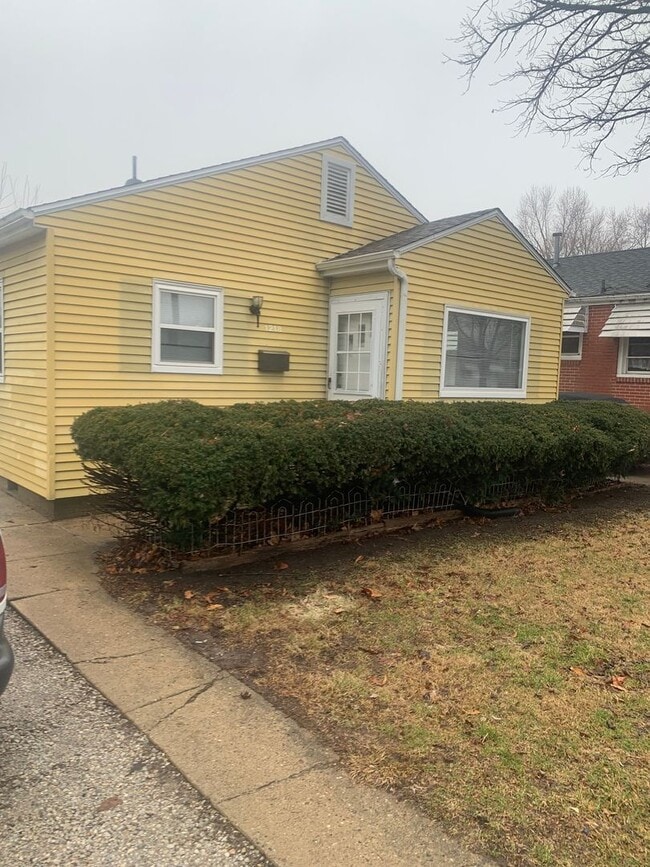 Building Photo - 1218 E Lenox Ave