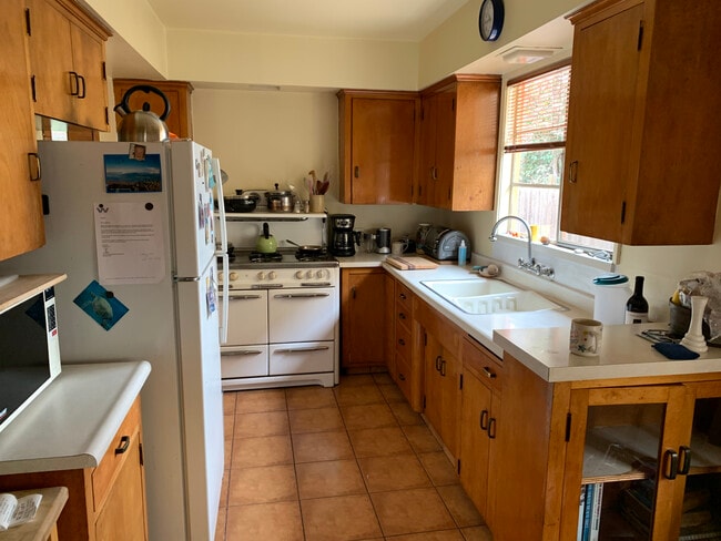 Kitchen - 1244 S Point View St