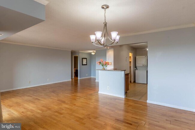 Building Photo - 307 Yoakum Pkwy