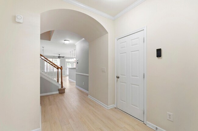Building Photo - Charming 2-Bedroom Townhome in Desirable Remington Oaks, Cary!
