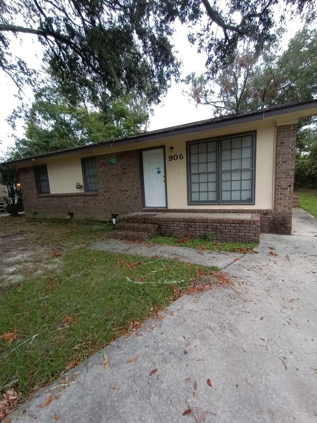 Building Photo - 905 Ponderosa Dr