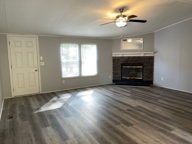 Building Photo - Renovated Home