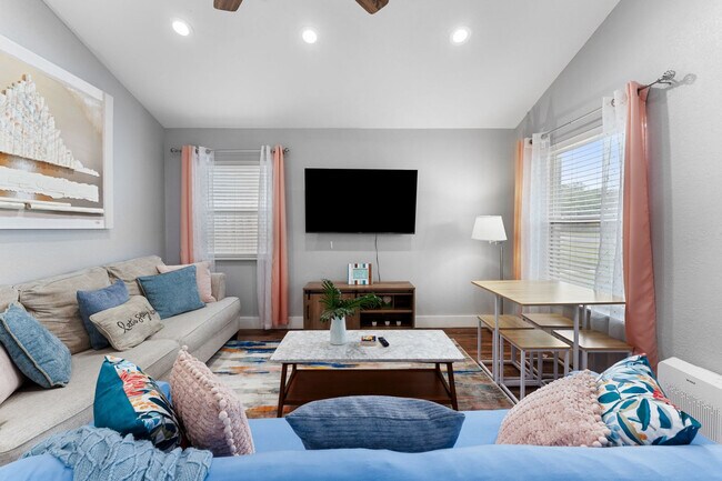 Building Photo - 511 N Racine St