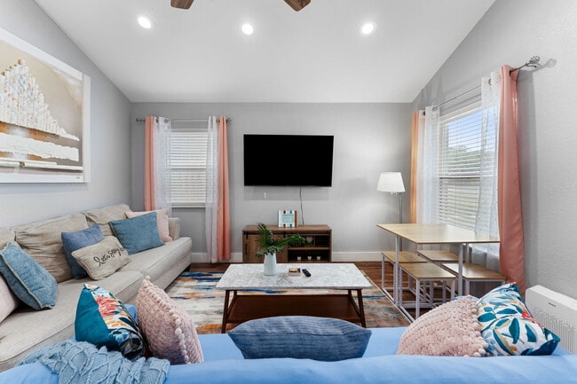 Building Photo - 511 N Racine St