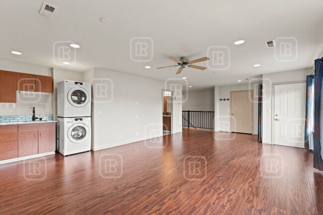 Building Photo - 946 Hayden Ave