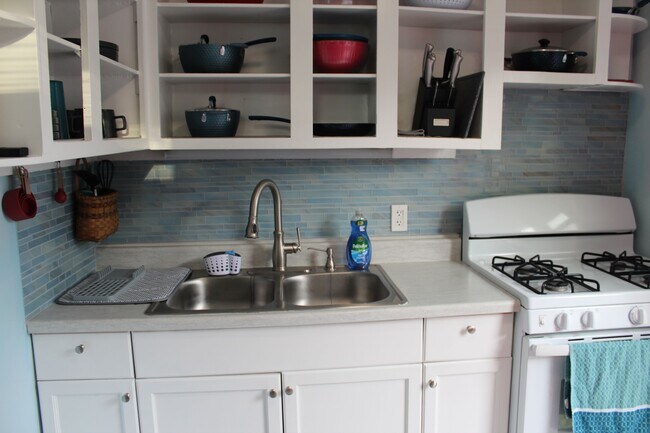 Kitchen area - 2820 9th Ave N