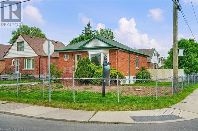Building Photo - 287 Montrose Ave