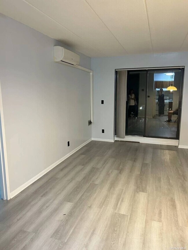 Foto del edificio - 143-50 Barclay Ave