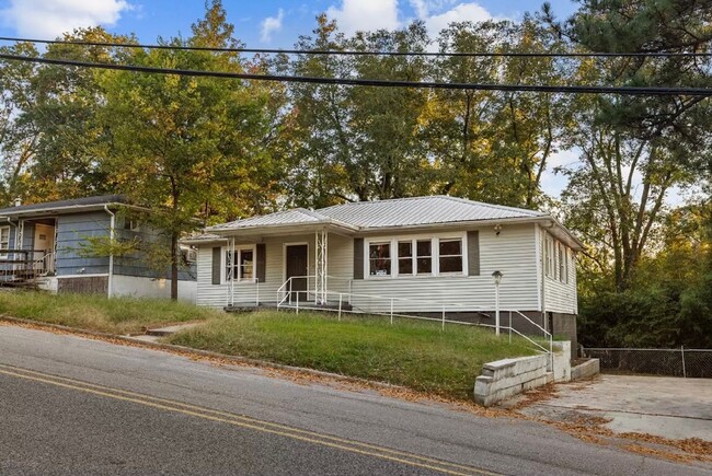 Building Photo - Newly renovated 3 bedroom, 1 bath home wit...