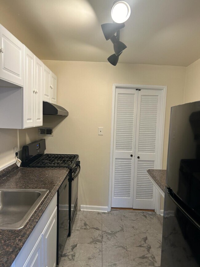 Foto del edificio - 7143 Donnell Pl