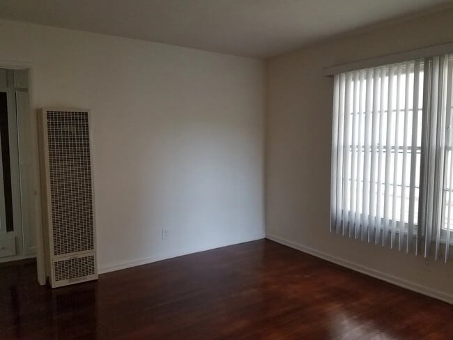 Foto del edificio - 4021 1/2 McLaughlin Ave