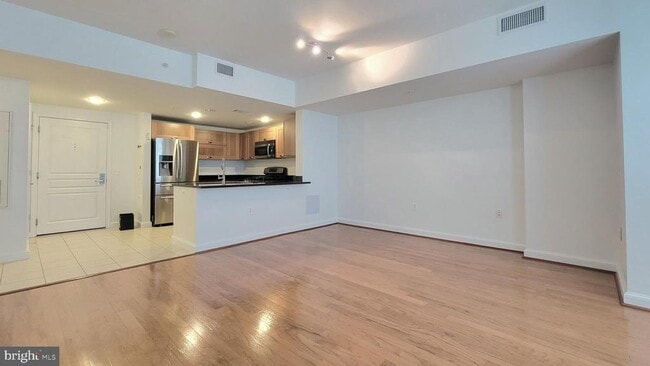 Foto del edificio - 2451 Midtown Ave