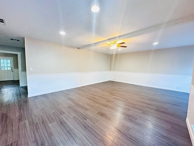 Building Photo - 10806 Lazy Oaks Dr