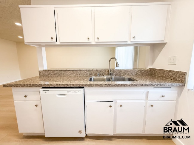 Foto del edificio - 5461 Kester Ave