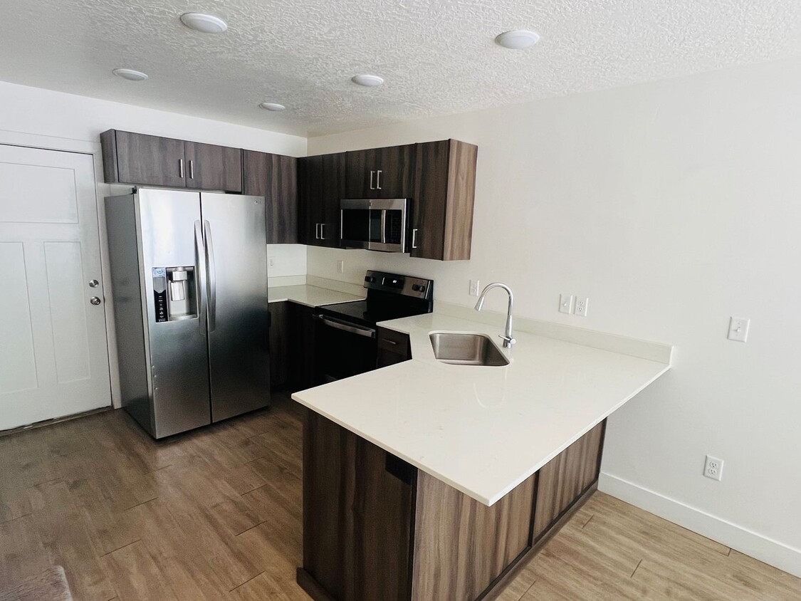 Foto principal - Beautiful new construction town home with ...