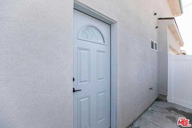 Foto del edificio - 6817 Bertrand Ave