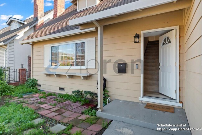 Building Photo - 1396 Saratoga Dr