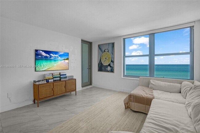 Building Photo - 2899 Collins Ave