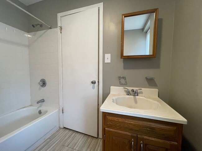 Building Photo - Freshly Renovated 2 Bedroom 1 Bath a block...