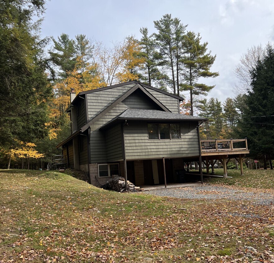 9 Fawn Ct, Lakeville, PA 18438 House for Rent in Lakeville, PA