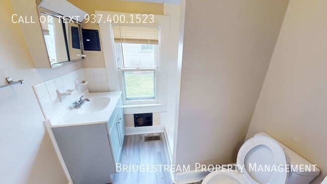 Building Photo - 2 Bedroom, 2 Bath Duplex with Detached Gar...