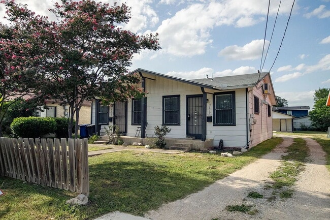 Building Photo - Cozy 1 Bed, 1 Bath Duplex A Block From Woo...