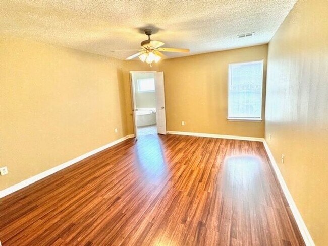Building Photo - Spacious 3 Bedroom 2.5 Bath Home With Gara...