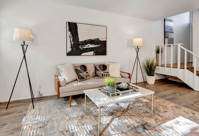 Foto del edificio - Downtown Bellevue 2 Bedroom 1.5 Bath 2 story Condo