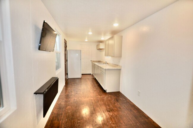Foto del edificio - FOR LEASE! 1 BR - 1 BA - 325 sf - Container Home. All Utilities (Electricity, Water, Sewer & Garb...