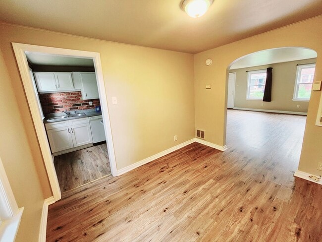 Building Photo - Recently Renovated 3 Bedroom in Harrisburg!